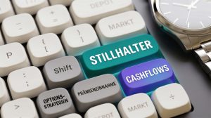 Stillhalter-Strategie: Tastatur mit hervorgehobenen Tasten Stillhalter und Cashflows — Cashflow mit Optionen